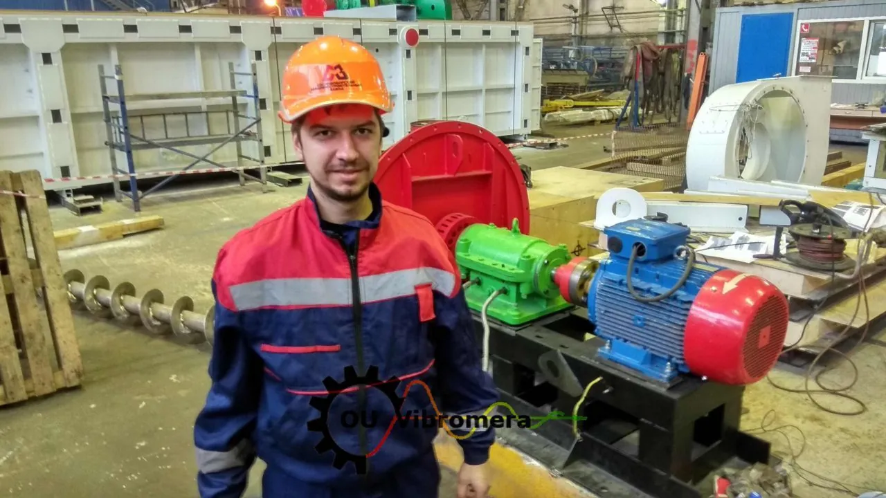 Técnico realizando un equilibrado in situ en un gran ventilador industrial.